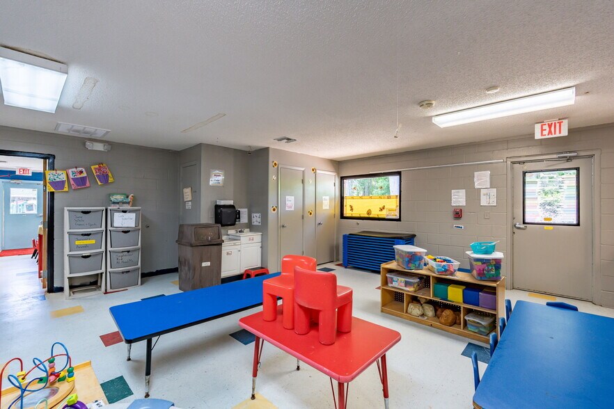More Photos Of 522 NW Turner Rd, Lake City Daycare Center For Sale