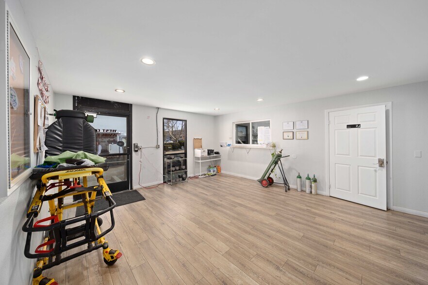 More Photos Of 647 W Avenue L 14, Lancaster Service For Lease