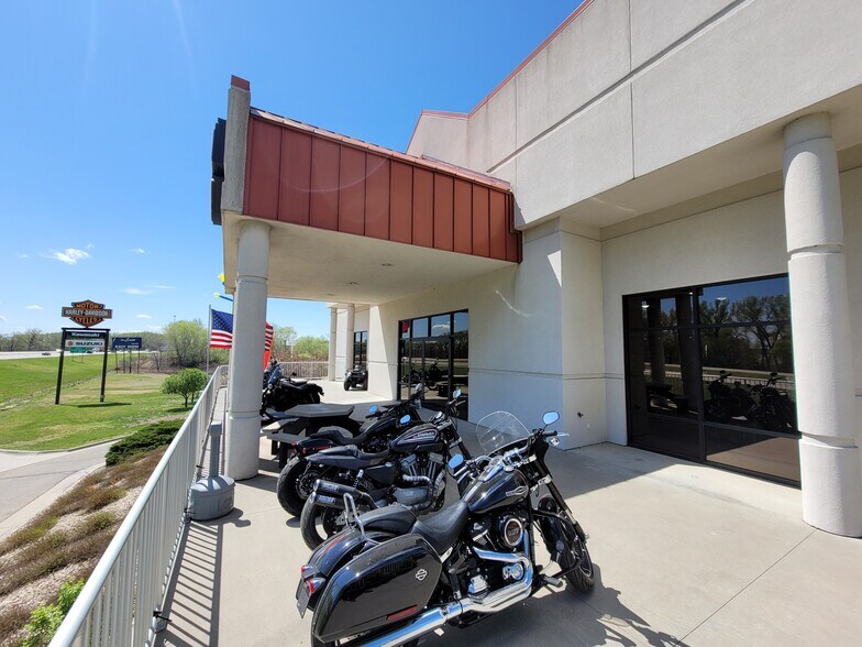 More Photos Of 1021 Goldenbelt Blvd, Junction City Auto Dealership For Sale
