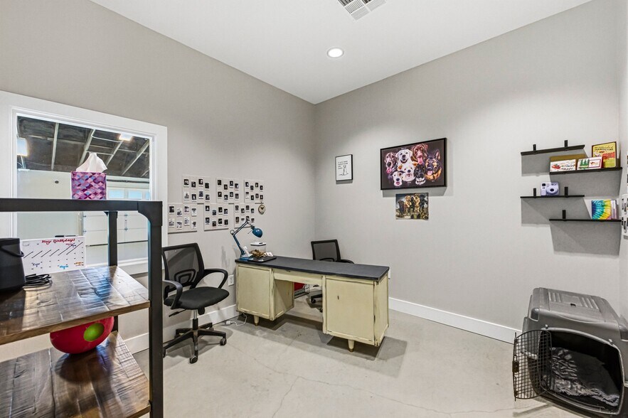 More Photos Of 1410 Live Oak Rd, Leander Showroom For Sale