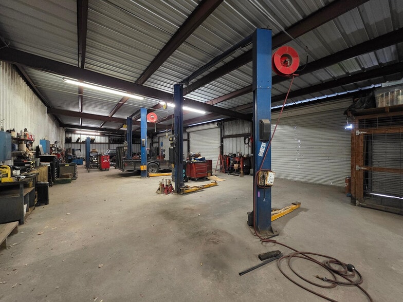 More Photos Of 1440 Gulfway Dr, Winnie Showroom For Sale