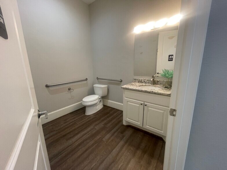 More Photos Of 12246 Queenston Blvd, Houston Medical For Sale