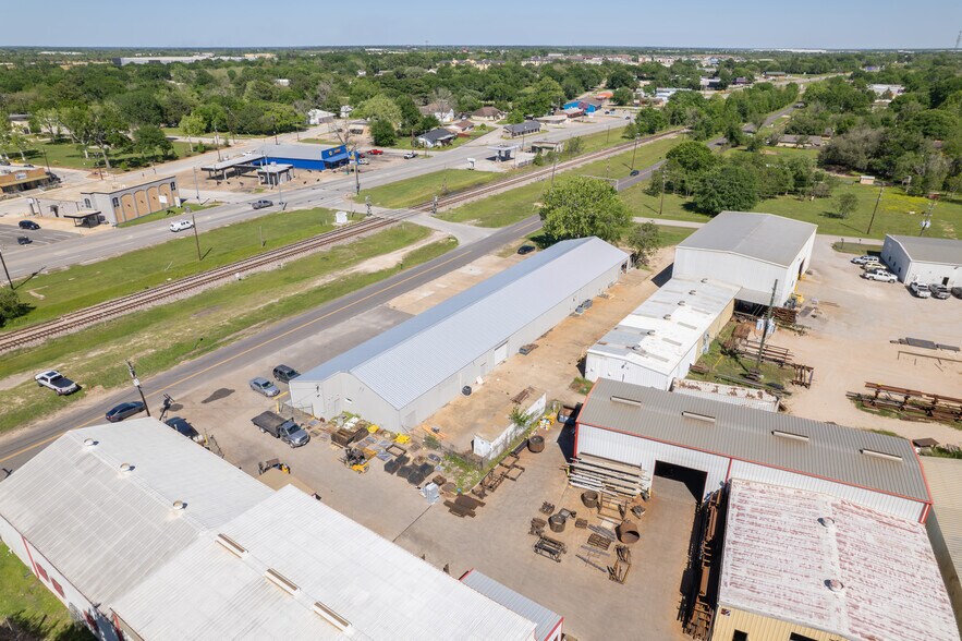 More Photos Of 2403 Washington St, Waller Flex For Lease