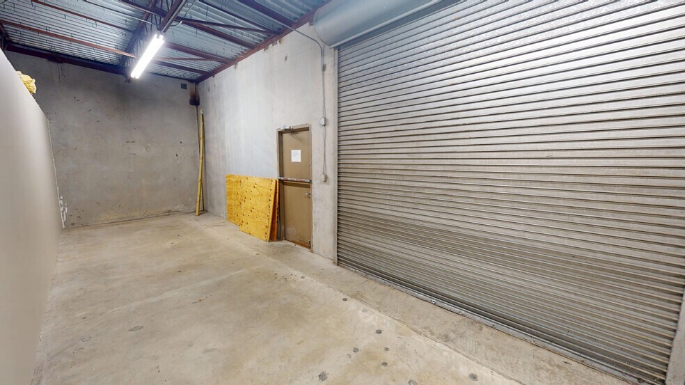 More Photos Of 9776 Whithorn Dr, Houston Showroom For Lease