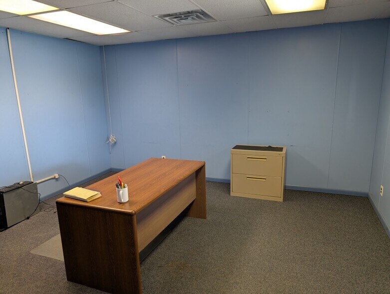 More Photos Of 74 Leonard Wood Rd, Battle Creek Manufacturing For Sale