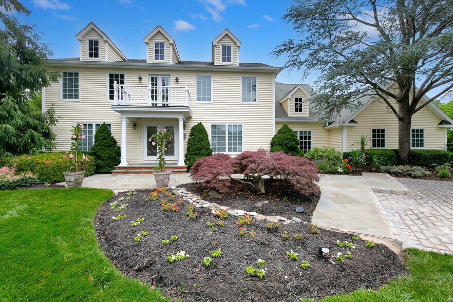 More Photos Of 126 Gnarled Hollow Rd, Setauket Office Residential For Sale