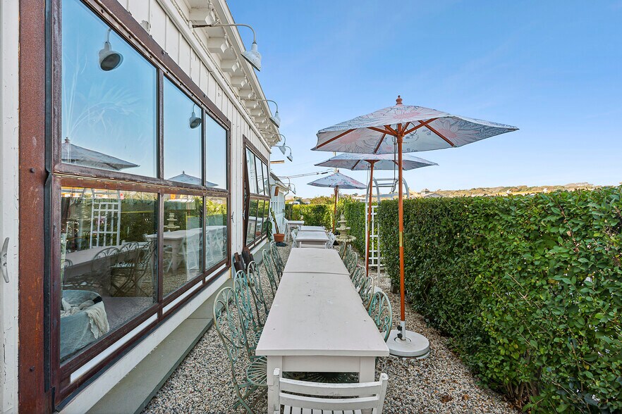 More Photos Of 4 S Elmwood Ave, Montauk Restaurant For Sale