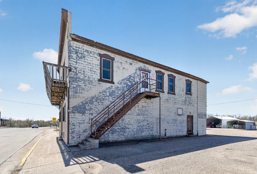More Photos Of S101 S Main St, Nelson General Retail For Sale