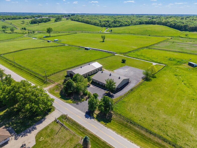 More Photos Of 7820 SE Vandalia Dr, Runnells Veterinarian Kennel For Sale