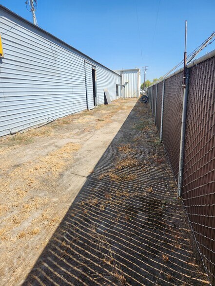 More Photos Of 6764 Avenue 304, Goshen Auto Repair For Lease