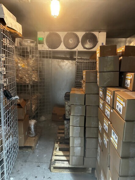 More Photos Of 5524 Satsuma Ave, North Hollywood Industrial For Sale