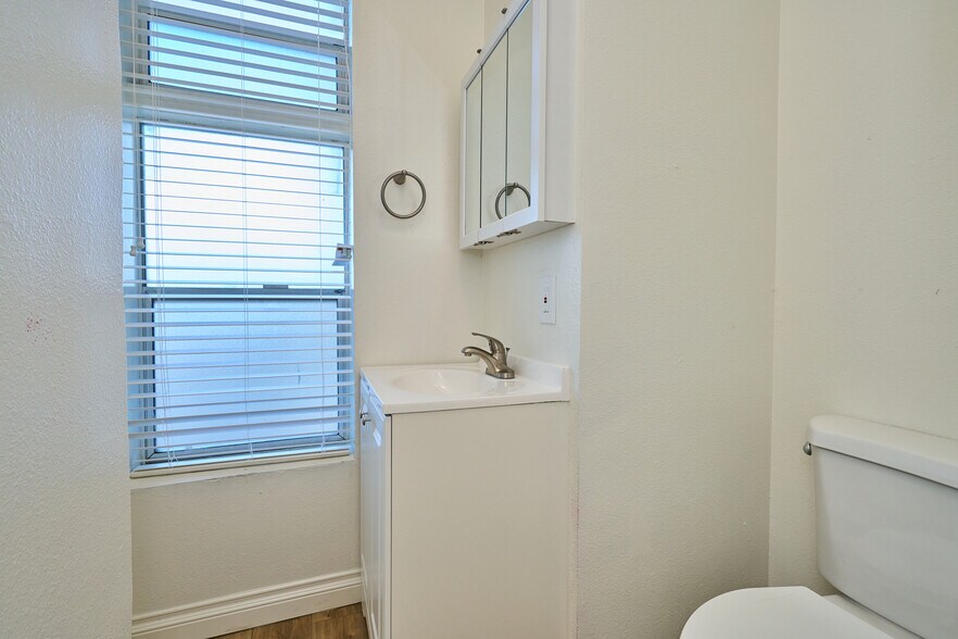 More Photos Of 915 S Carondelet St, Los Angeles Apartments For Sale