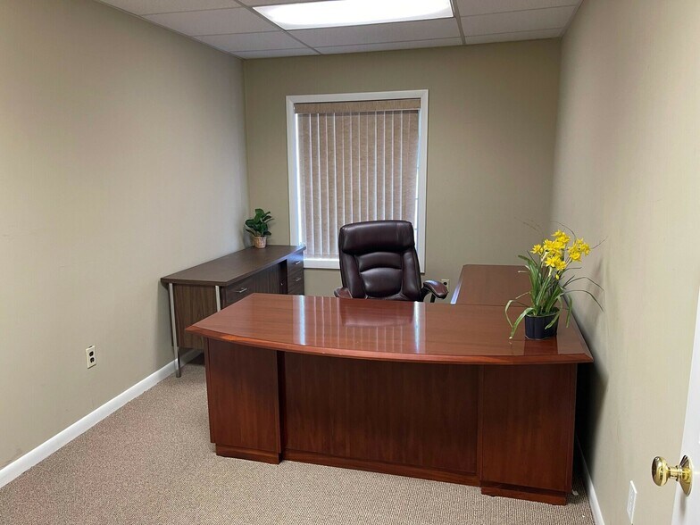 More Photos Of 304 Federal Rd, Brookfield Office For Sale