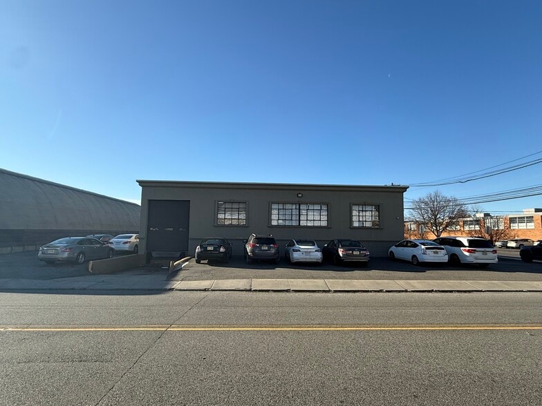 Primary Photo Of 600 Hollister Rd, Teterboro Warehouse For Lease