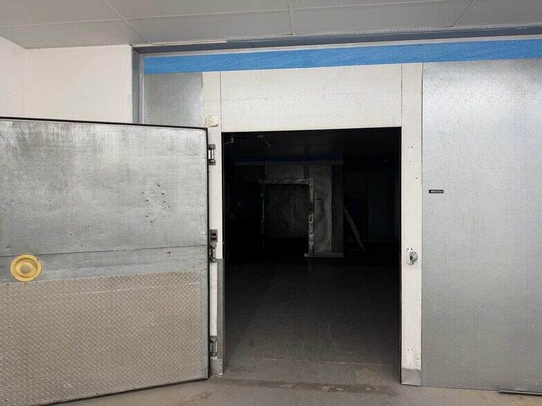 More Photos Of 14837 Oxnard St, Van Nuys Manufacturing For Lease