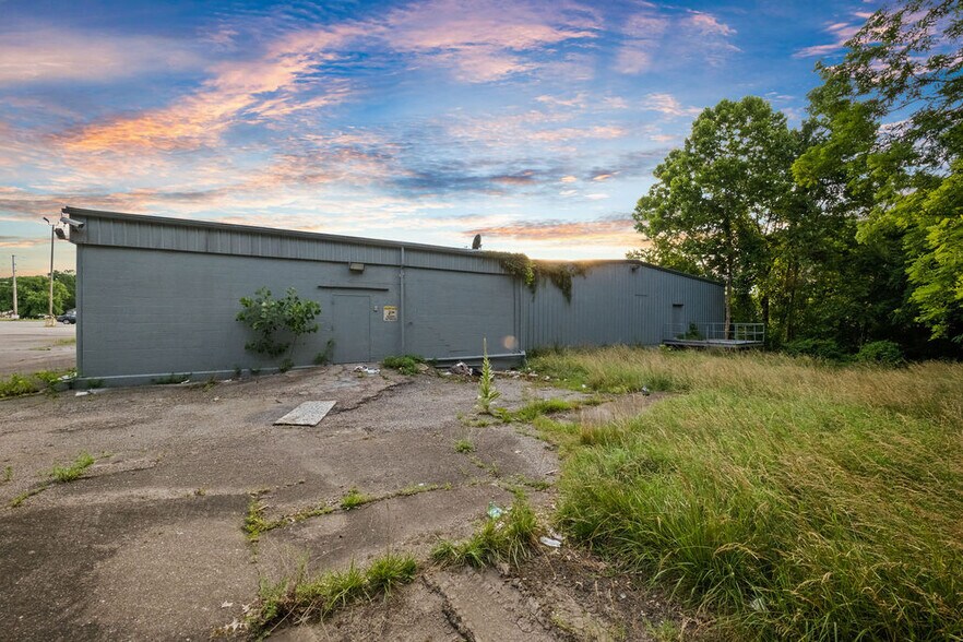More Photos Of 425 Camden Rd, Huntington Drugstore For Sale