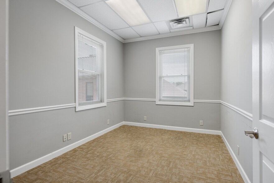 More Photos Of 133 Indian Lake Rd, Hendersonville Office For Lease