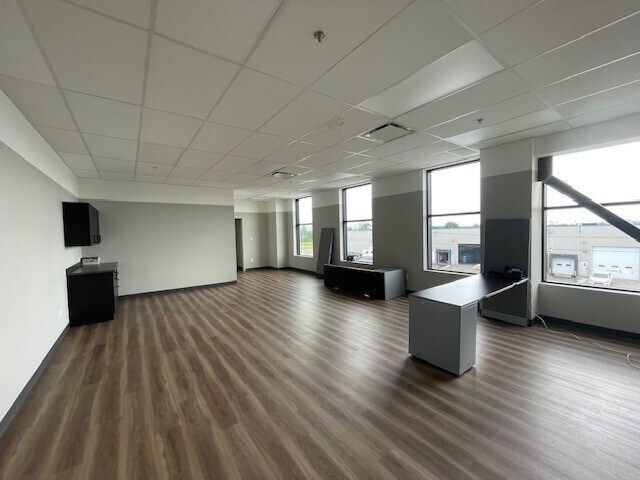 More Photos Of 3300 Av De La Gare, Mascouche Distribution For Lease