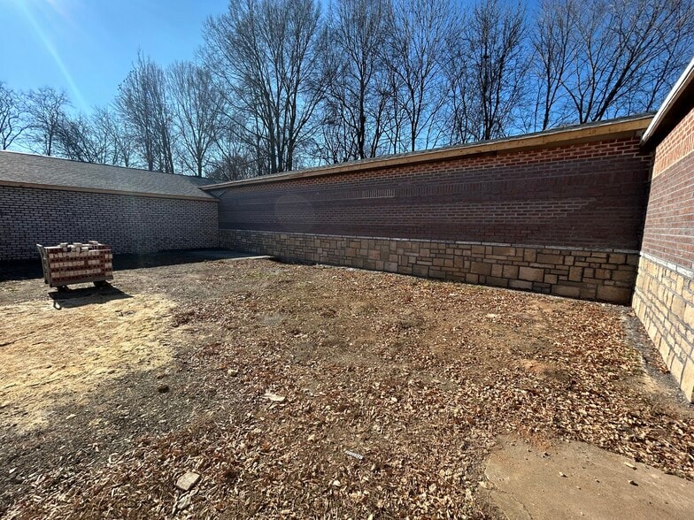 More Photos Of 300 Guthrie St, Graham Warehouse For Sale