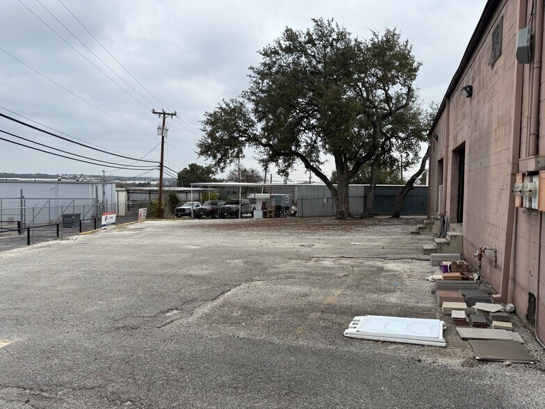 More Photos Of 11911-11913 Warfield St, San Antonio Warehouse For Sale