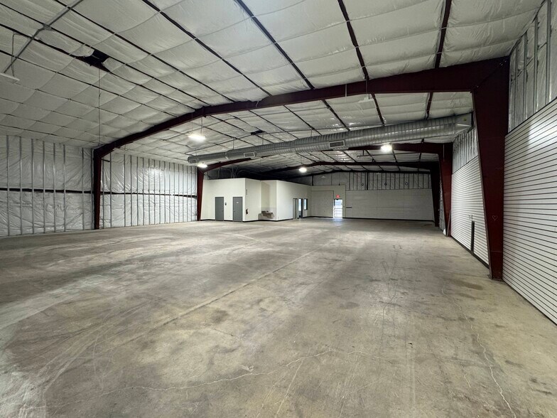 More Photos Of 4320 S Interstate 35, New Braunfels Showroom For Lease