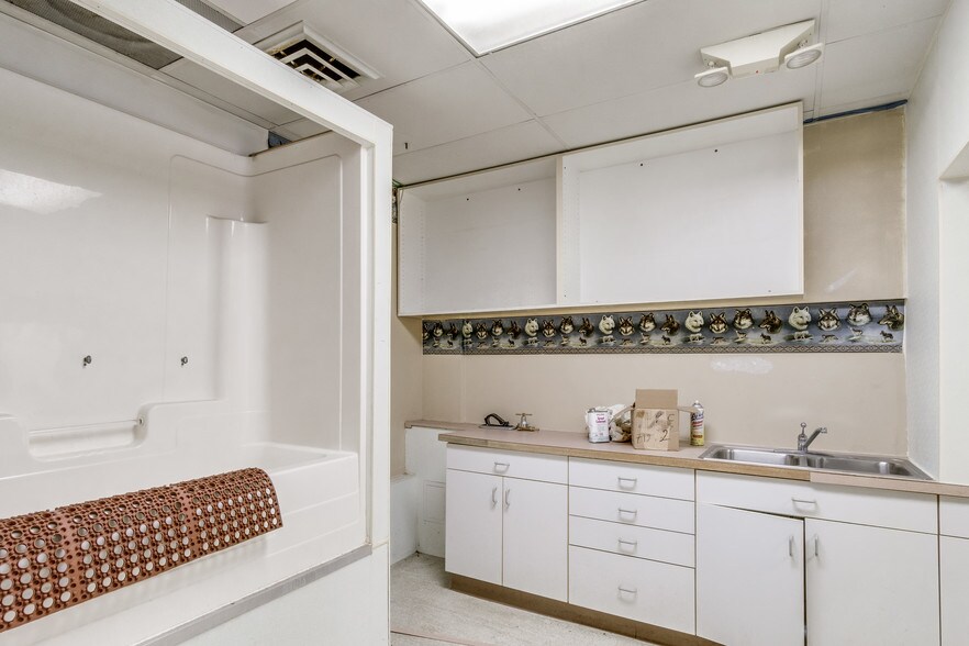 More Photos Of 5410 Allen Rd, Allen Park Medical For Sale