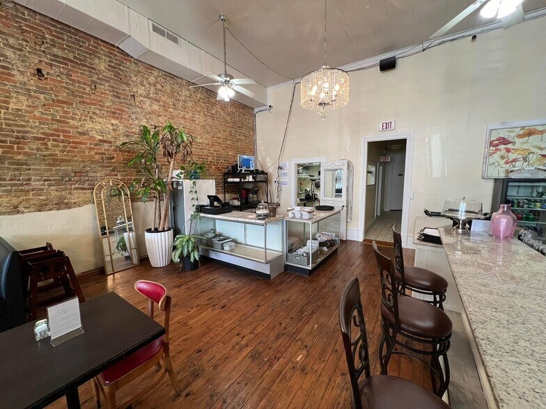 More Photos Of 119 E 5th St, Bonham Restaurant For Sale