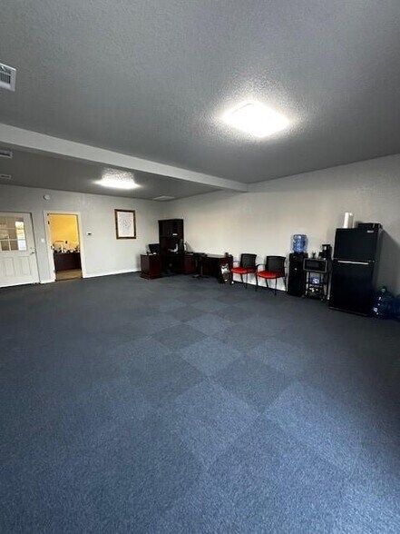 More Photos Of 2554 Highway 290 Hwy, Dripping Springs Warehouse For Lease