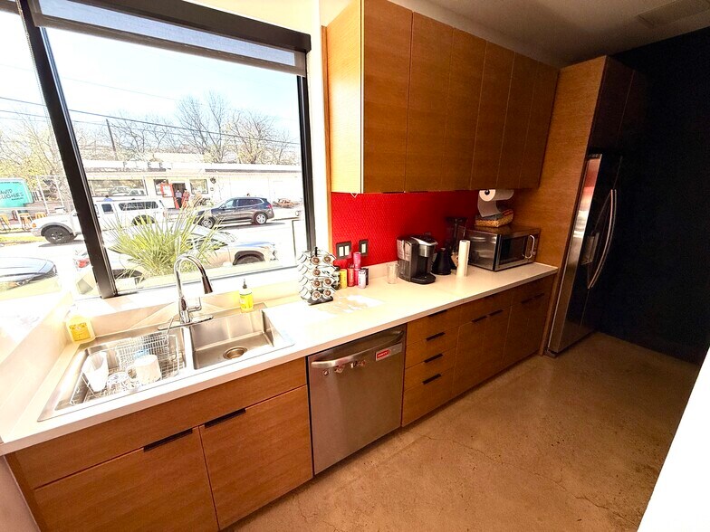 More Photos Of 2400 Webberville Rd, Austin Office For Lease