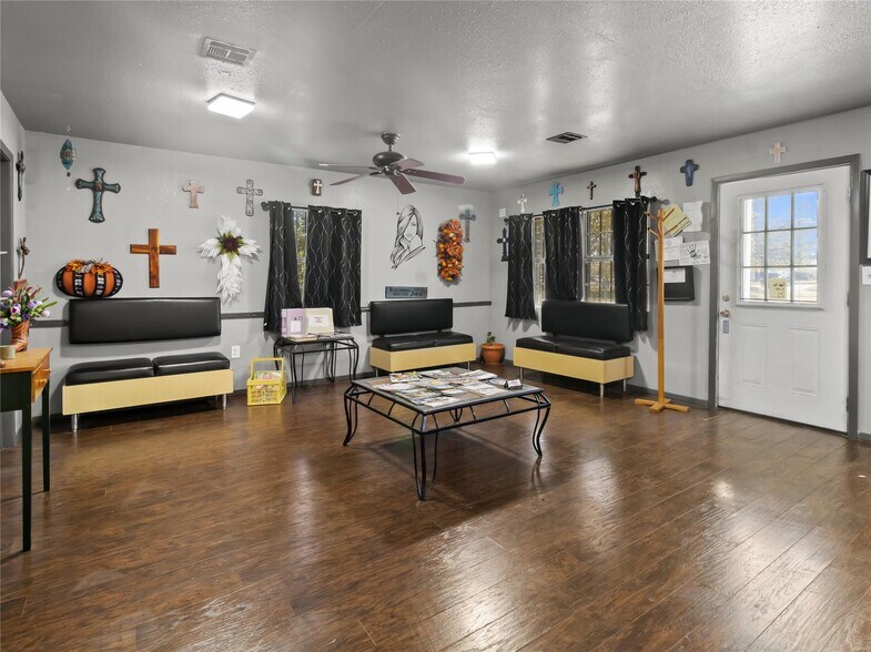 More Photos Of 208 W 1st Ave, Corsicana General Retail For Sale