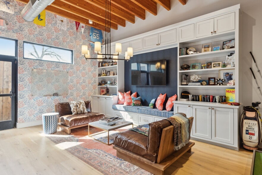 More Photos Of 4763 Algiers St, Dallas Loft Creative Space For Sale