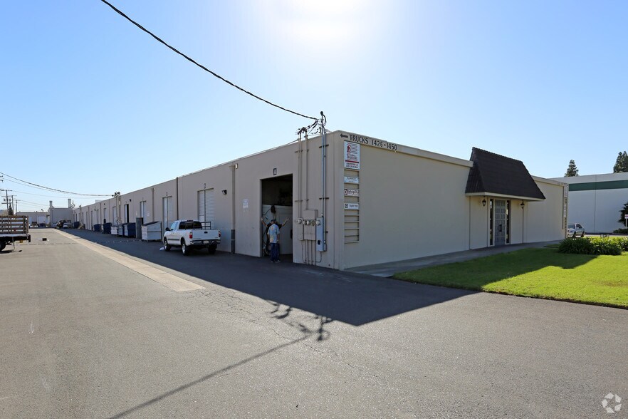 More Photos Of 1450 W Collins Ave, Orange Warehouse For Lease