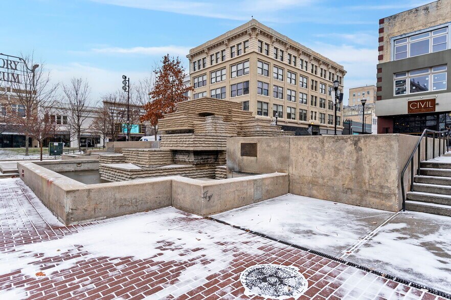 More Photos Of 408 W Walnut St, Springfield Storefront Retail Residential For Lease