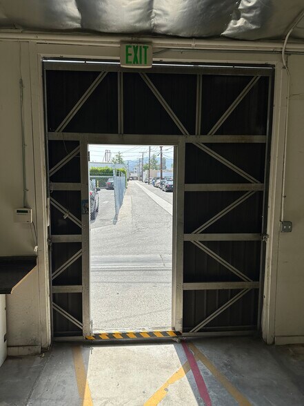 More Photos Of 212 W Magnolia Blvd, Burbank Light Distribution For Lease