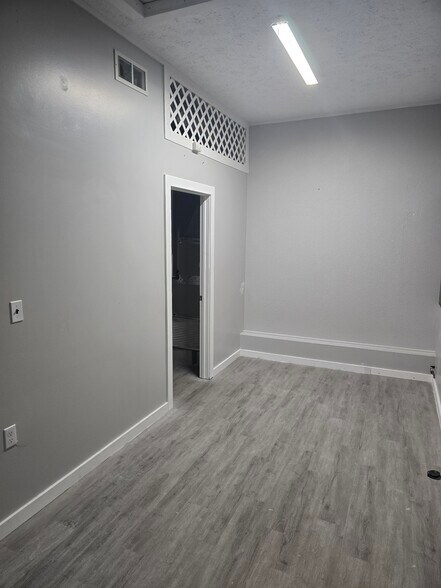 More Photos Of 433 Oberlin Rd, Elyria Storefront Retail Office For Sale