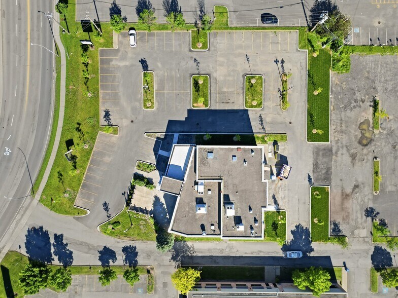 More Photos Of 1165 Rue Volta, Boucherville Restaurant For Lease