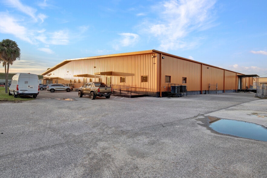 More Photos Of 901 Central Florida Pky, Orlando Warehouse For Lease