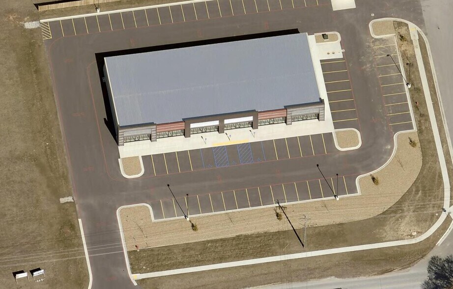 More Photos Of 911 Center St, Rogersville General Retail For Lease