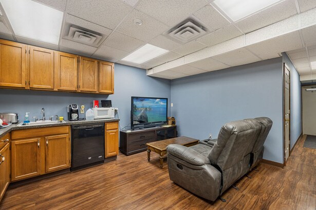 More Photos Of 7813 Buffalo Ave, Niagara Falls Showroom For Sale