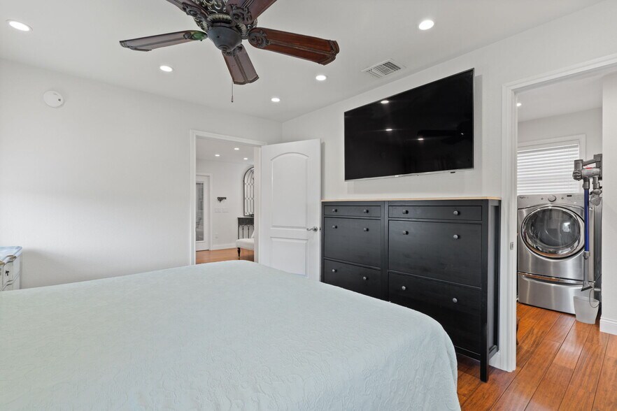 More Photos Of 925 Main St, Bastrop Office Residential For Sale