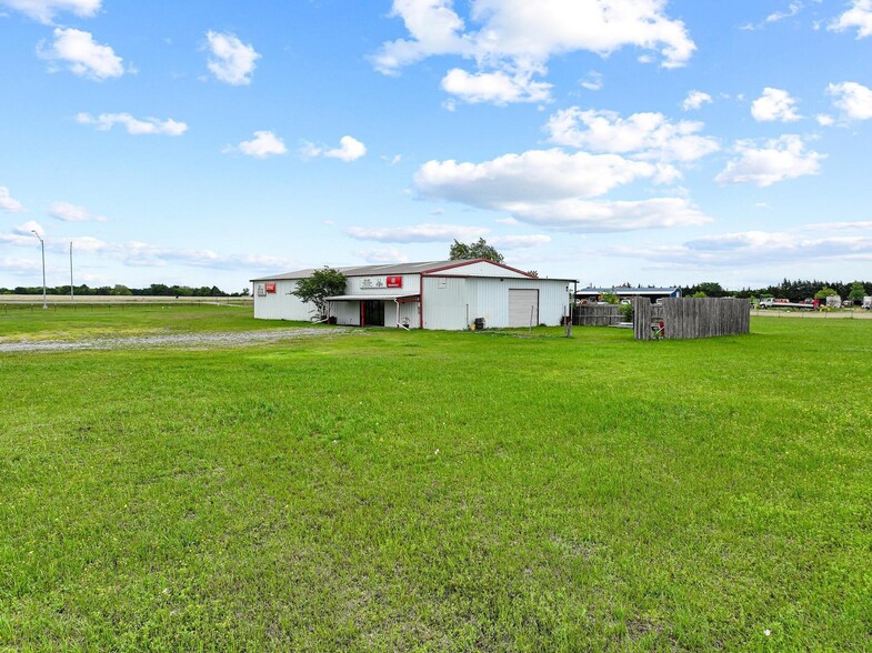 More Photos Of 3301 S State Highway 121, Bonham Showroom For Sale