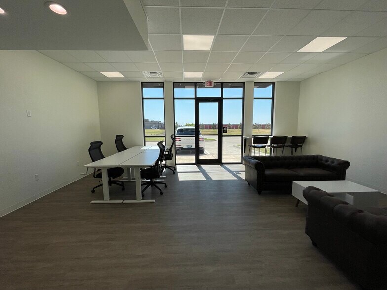 More Photos Of 901 E Main St, Yukon General Retail For Lease