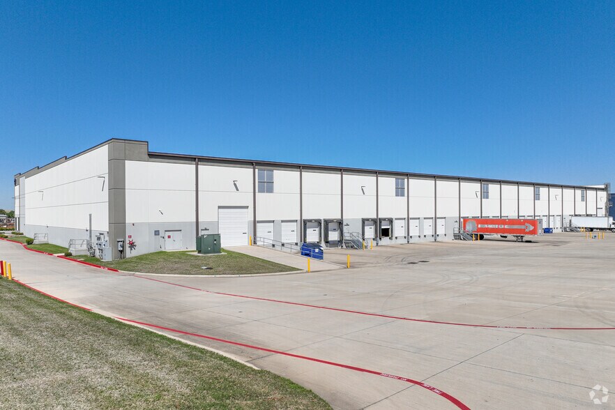 More Photos Of 1581 Corporate Dr, McKinney Warehouse For Lease