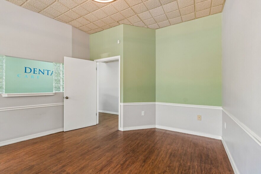 More Photos Of 8525-8549 Gunn Hwy, Odessa Unknown For Lease