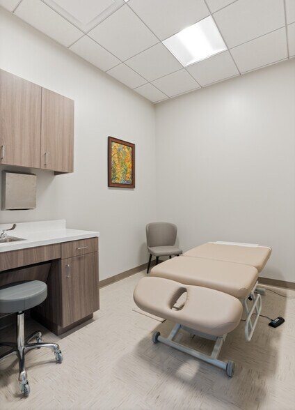 More Photos Of 7616 Branford Pl, Sugar Land Office For Sale