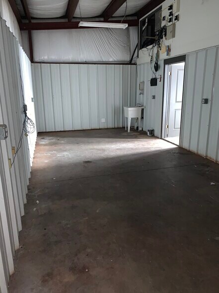 More Photos Of 6305-A-6305-B E 11th St, Tulsa Auto Dealership For Lease