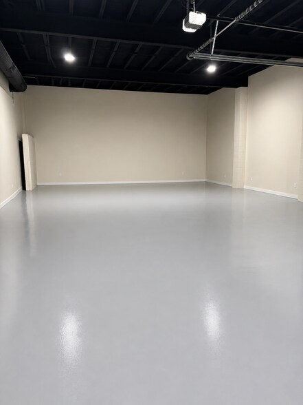 More Photos Of 320 S Wooster Ave, Dover Unknown For Lease