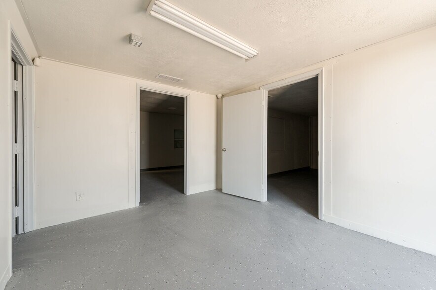 More Photos Of 3600 Valley Park Dr, El Reno Light Distribution For Lease