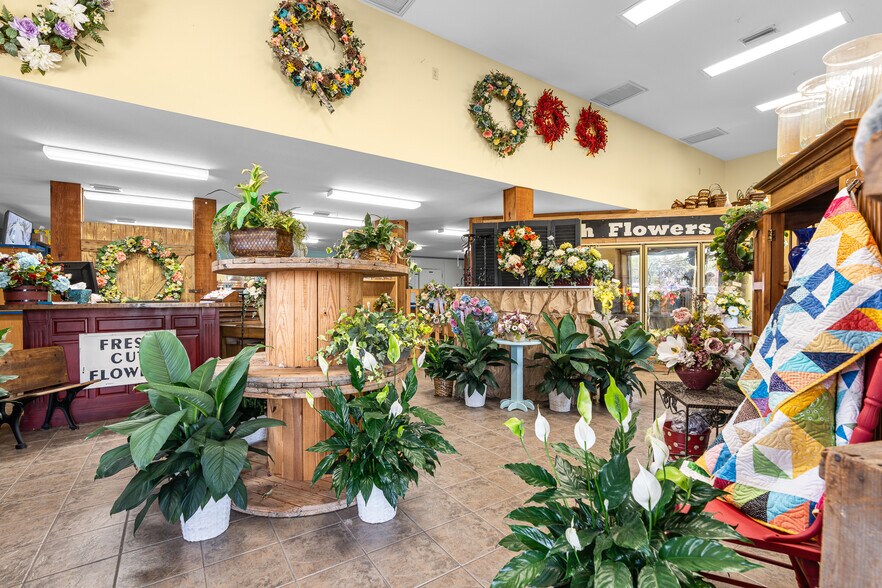 More Photos Of 1072 SE Lakeview Dr, Sebring Warehouse For Sale