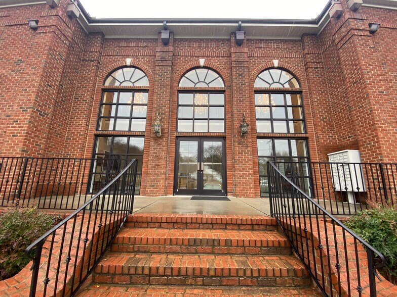 More Photos Of 419 SE Main St, Simpsonville Unknown For Lease